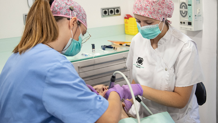 Odontología integral a Girona: implantología, estética dental y salud dental